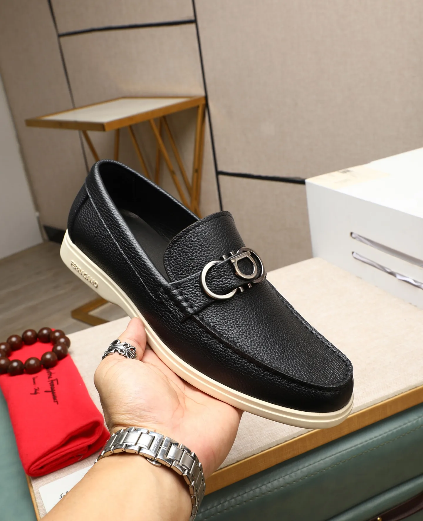 Men's shoes 💰580 📛📛(water-dyed cow lining) Salvatore Ferragamo high-end (Salvatore Ferragamo) is the top international luxury footwear brand. It comes from the fashion kingdom of Italy. It is famous all over the world for its traditional handmade design and novel styles... 🚶🏻🚶🏻New suit shoes are available simultaneously at the counter. This style is purely handmade. The fabric is imported Italian calfskin➕Soft water-dyed cowhide lining. Original authentic outsole🌀🌀Size: 38➖44 (45 46 customized)